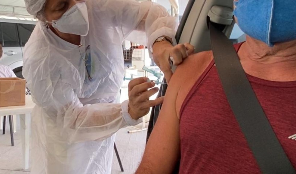 Idoso é vacinado contra a Covid-19 em drive-thru na Zona Sul do Recife, em foto de abril de 2021 — Foto: Pedro Alves/G1