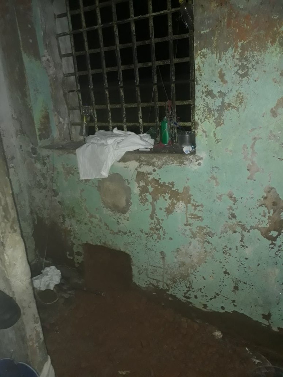 Havia um buraco abaixo de janela da cela (Foto: Polícia Civil-MT/ Divulgação)