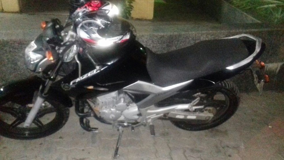 Moto roubada por suspeito foi apreendida pela polícia (Foto: Divulgação/Polícia Militar)