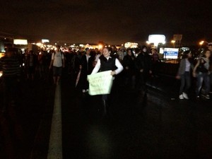 Manifestantes fecham a BR-101, em Palhoça, na noite desta sexta-feira (21) (Foto: Sérgio Guimarães/RBS TV)