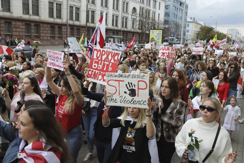 5 de setembro - Mulheres marcham durante protesto contra os resultados oficiais da eleição presidencial, em Minsk, Belarus — Foto: AP Photo