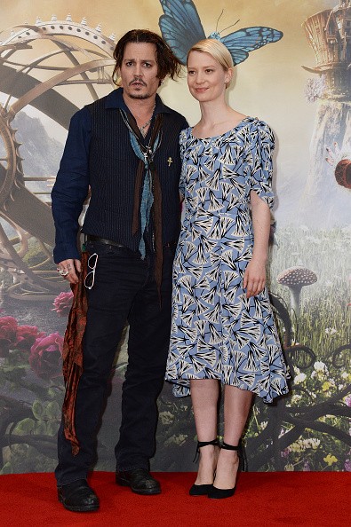 Johnny Depp com Mia Wasikowska (Foto: Getty Images)