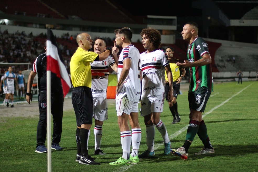 A confus&atilde;o ap&oacute;s expuls&atilde;o de Anderson Paulista, do Santa Cruz, contra Fluminense-PI &mdash; Foto: Marlon Costa / Pernambuco Press