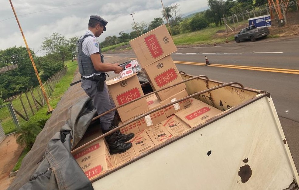Morotista, de 31 anos, foi preso por transportar 600 caixas de cigarro sem documentação fiscal, em Rosana (SP) — Foto: Polícia Rodoviária