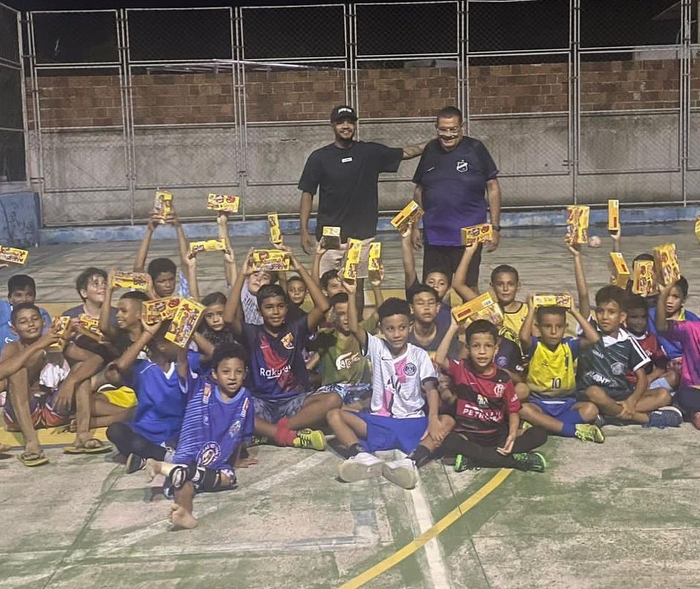 Fábio Lima faz a Páscoa mais feliz da garotada da Vila de Ponta Negra — Foto: Cedida