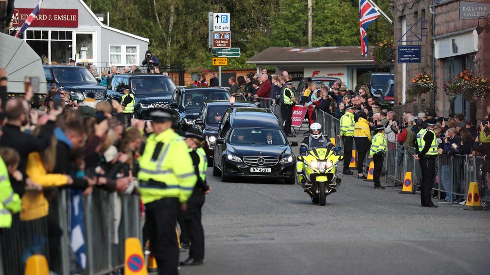 Súditos enchem as ruas de Ballater, na Escócia, durante cortejo que transporta o corpo da rainha para Edimburgo — Foto: Scott Heppell / AP Photo