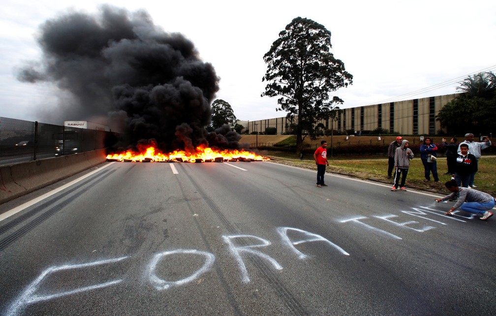 Manifestantes do MTST queimam uma barricada de pneus durante protesto contra o presidente Michel Temer em São Paulo (Foto: Leonardo Benassatto/Reuters)