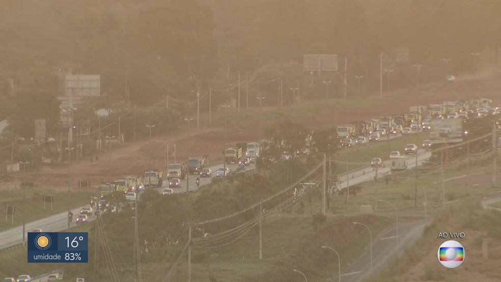 Caminhoneiros na Epia Sul ao sair do Colorado durante protesto (Foto: Reprodução/TV Globo)