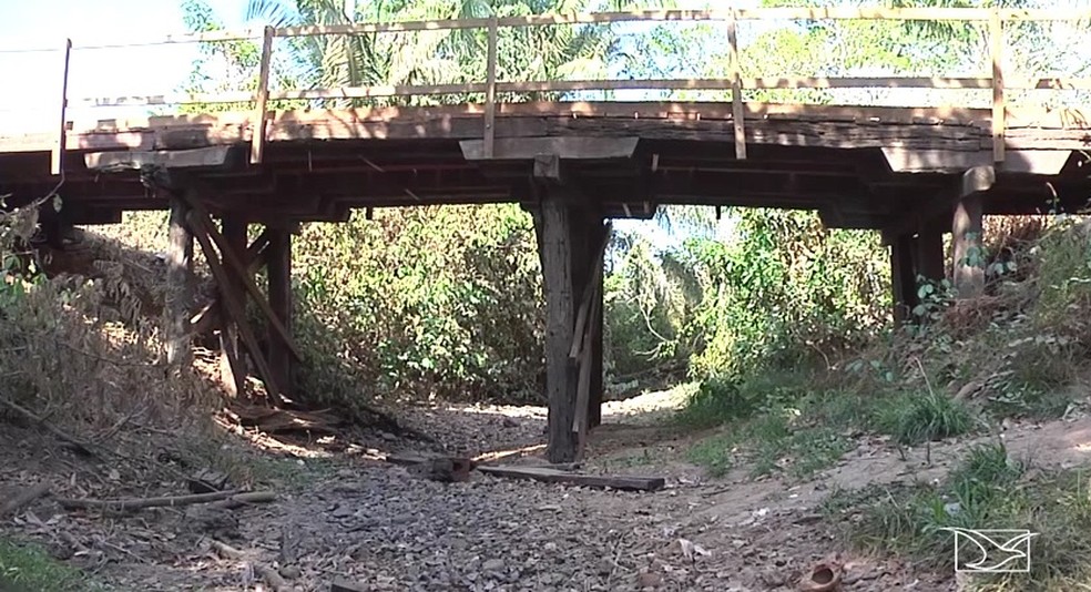 Várias famílias que moram abaixo das barragens sofreram com a falta de água do Riacho Bacaba que praticamente secou — Foto: Reprodução/TV Mirante