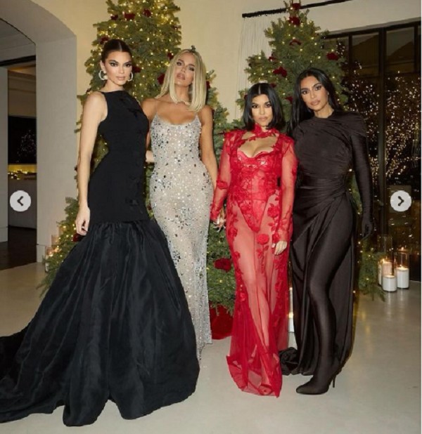 Kendall Jenner, Khloé Kardashian, Kurtney Kardashian e Kim Kardashian na festa de Natal das Kardashian-Jenner (Foto: Instagram)