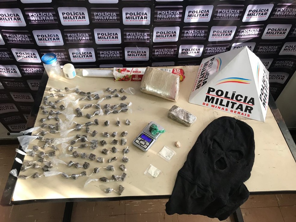 Parte dos materiais apreendidos em Espinosa — Foto: Polícia Militar/Divulgação