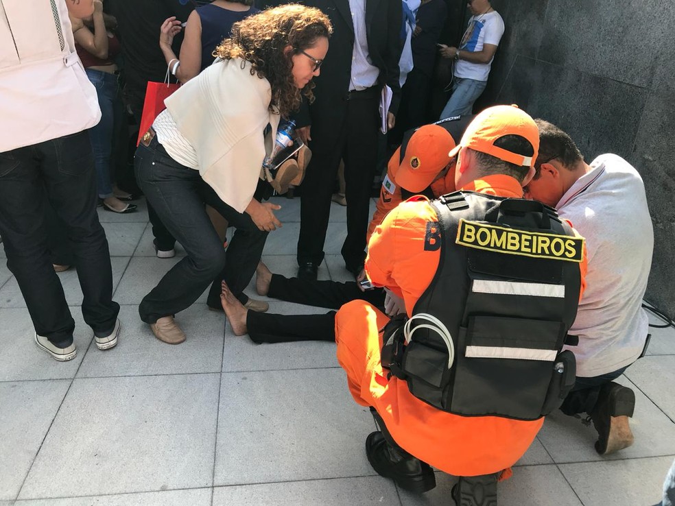 Bombeiros atendem mulher que desmaiou enquanto aguardava início do velório de Joaquim Roriz — Foto: Letícia Carvalho/g1