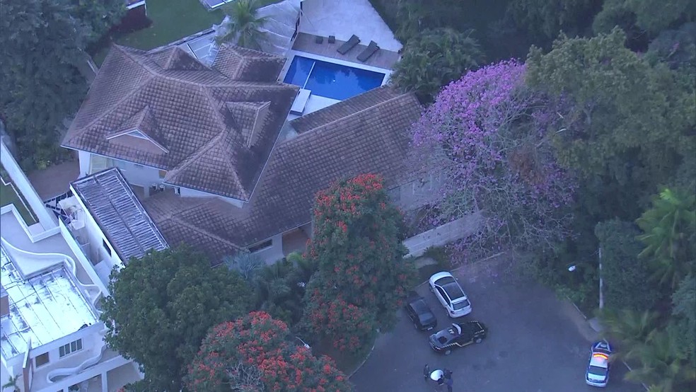 Casa do ex-secretário de Obras fica em um condomínio na Zona Oeste do Rio (Foto: Reprodução / TV Globo)