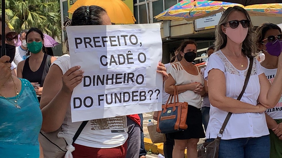 Educadores entraram no segundo dia de greve em Presidente Prudente (SP) nesta quarta-feira (9) — Foto: Paula Sieplin/TV Fronteira