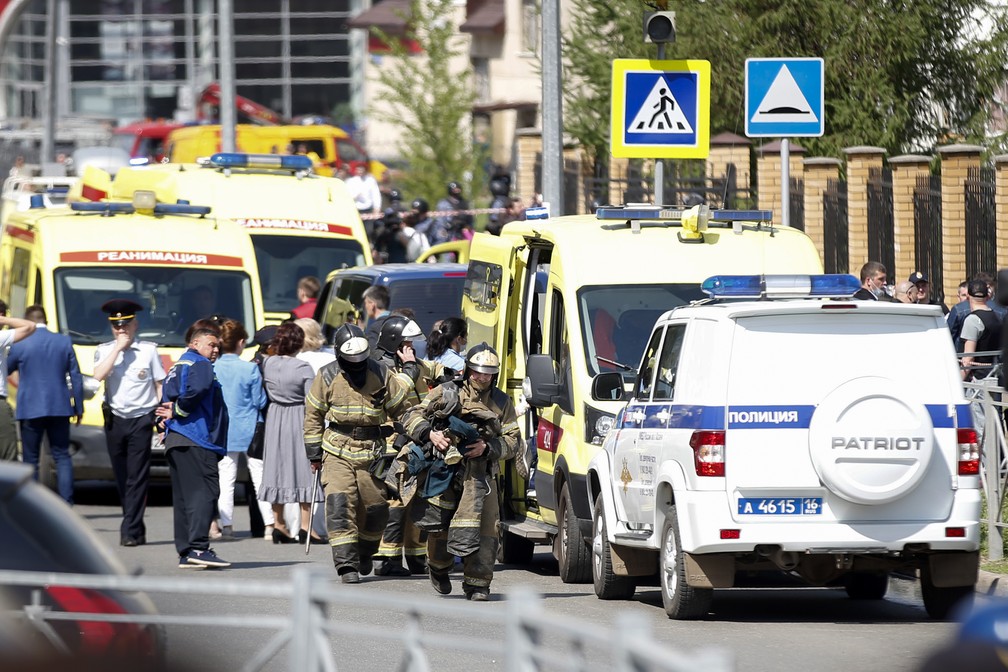 Ambulâncias e carros da polícia estacionados em frente a escola que foi alvo de ataque a tiros em Kazan, na Rússia, em 11 de maio de 2021 — Foto: Roman Kruchinin/AP
