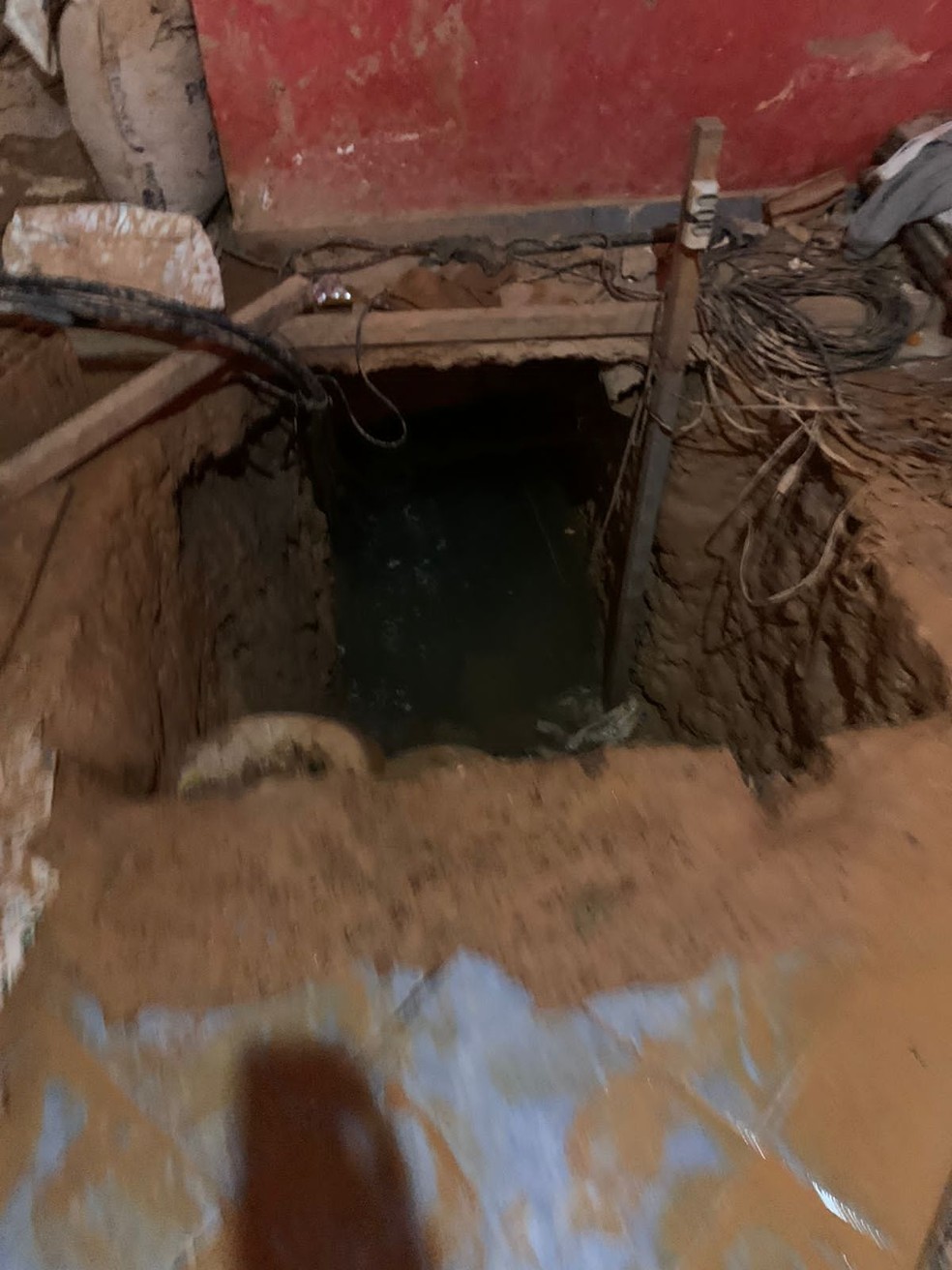 Operação da Gerência de Combate ao Crime Organizado (GCCO) descobre túnel em residência próxima à penitenciária — Foto: Polícia Civil/Divulgação