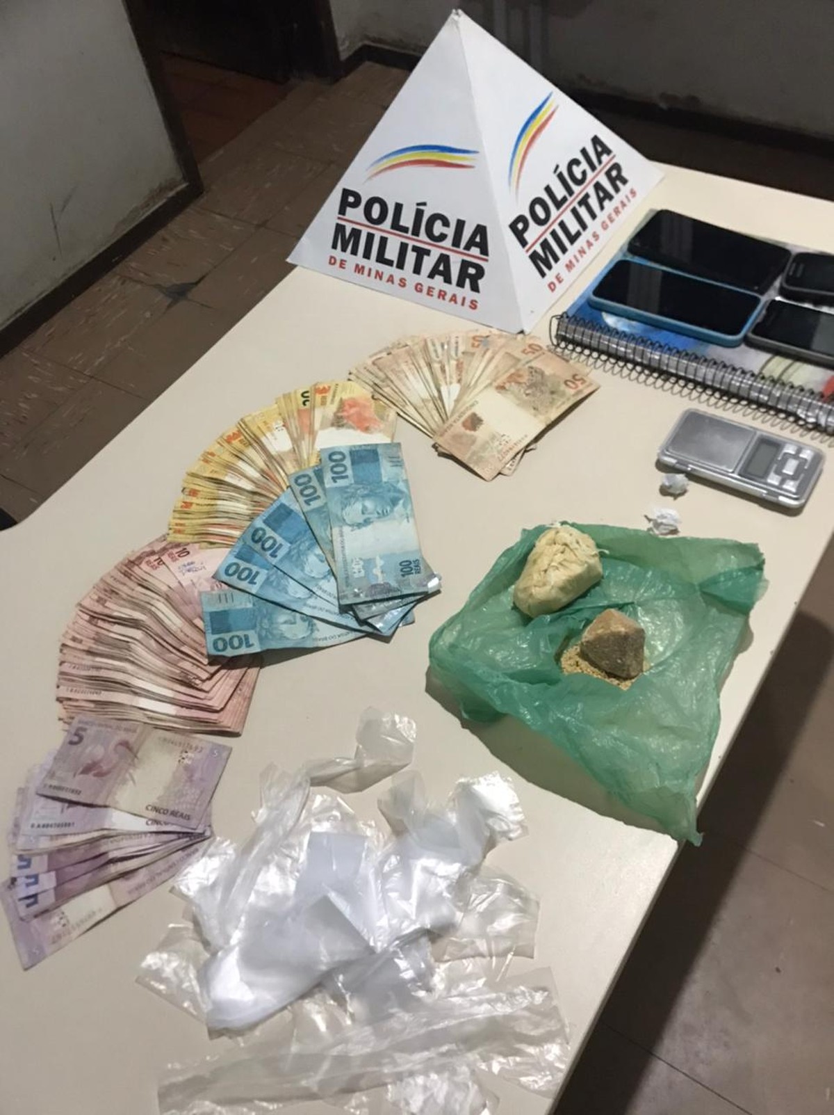 Mulher é presa por tráfico de drogas em Salinas; PM apreendeu cocaína, maconha, crack e R$ 5 mil