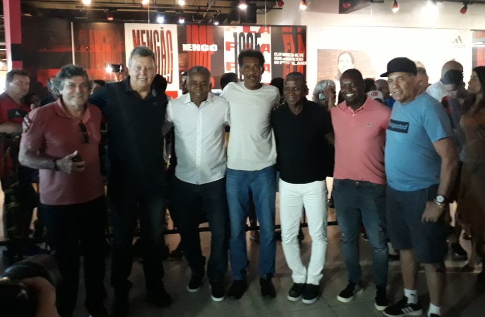 Lico, Raul, Marinho, Adílio, Zé Roberto e Nunes prestigiam Andrade — Foto: Sérgio Lobo / GloboEsporte.com