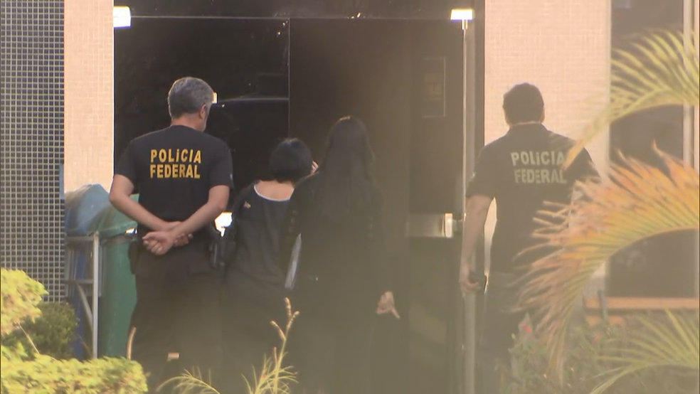 Imagem mostra chegada de investigados à Superintendência da PF em Brasília (Foto: TV Globo/Reprodução)