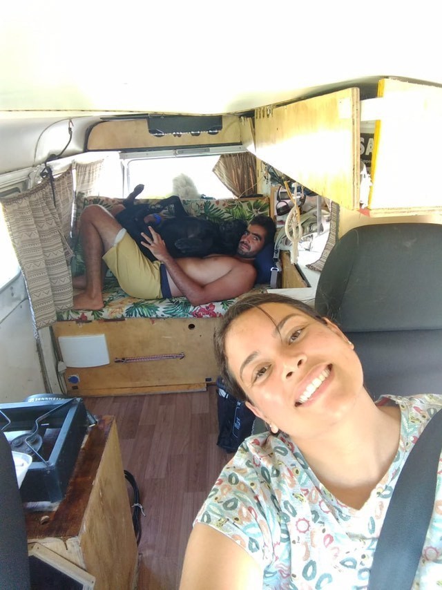 Aloha quase sempre dorme durante o trajeto das viagens da família (Foto: Irene Passos/ Arquivo Pessoal)