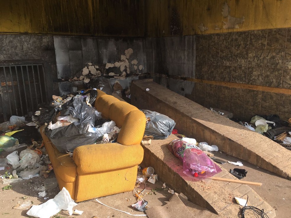 Estabelecimento desativado apresenta acúmulo de lixo (Foto: Valmir Custódio/G1)