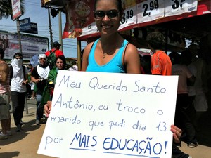 Cartazes com humor também não faltaram no protesta desta quinta-feira (27). (Foto: Gabriela Alves/G1 CE)