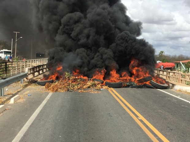 Motoristas queimaram pneus em protesto por falta de pagamento; primeiros reclamam atraso de 5 meses (Foto: Eduardo Aragão/Arquivo Pessoal)