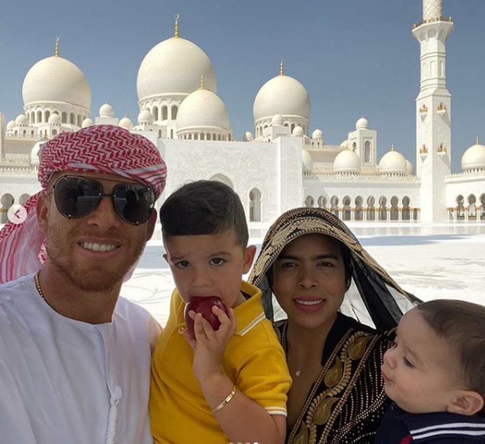 Cuéllar ao lado da esposa e dos dois filhos — Foto: Reprodução Instagram