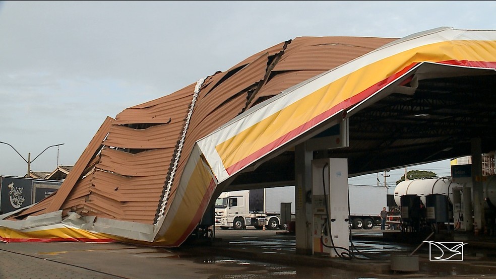 Parte do telhado do posto de combustÃ­vel ficou destruÃ­do com a forÃ§a da ventania. (Foto: ReproduÃ§Ã£o/TV Mirante)