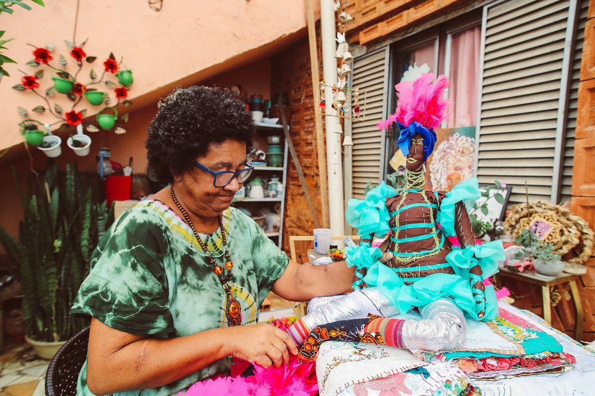 Dona Jacira cria projeto em que faz bonecas de pano (Foto: Divulgação)