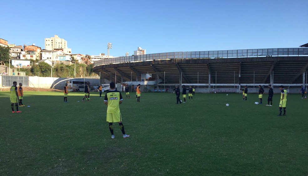 Sem Oswaldo, o técnico Geninho comandou um treinamento do ABC nesta segunda no CT do Caxias do Sul (Foto: Divulgação/ABC)