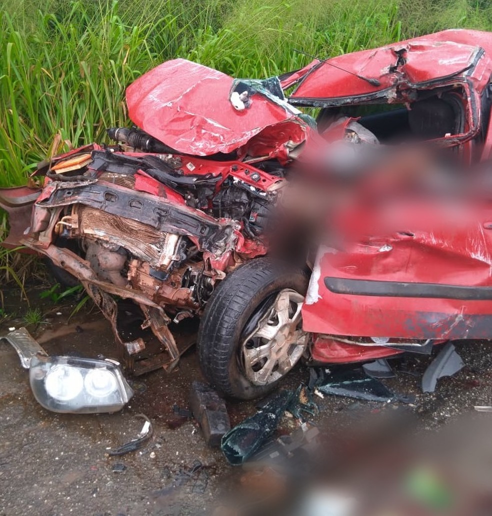 Carro ficou destruído após colisão com ônibus na BR-316, no Maranhão — Foto: Neto Weba