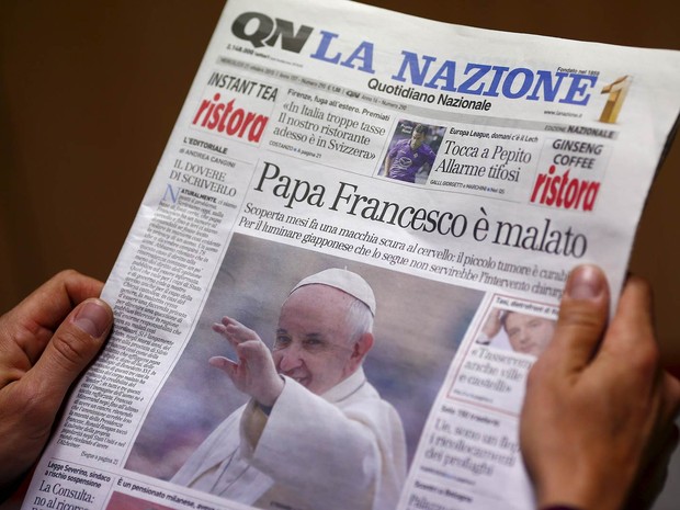 Capa do jornal italiano &#39;Quotidiano Nazionale&#39; leva manchete que diz que o Papa Francisco está enfermo com um tumor, em Roma. O Vaticano desmentiu de maneira veemente que teria sido detectado um pequeno &#39;tumor benigno&#39; no cérebro do Papa, há alguns meses (Foto: Tony Gentile/Reuters)