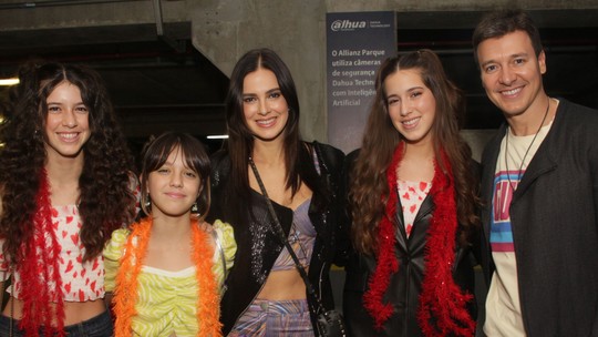 Rodrigo Faro e Vera Viel vão com as três filhas a show de Harry Styles