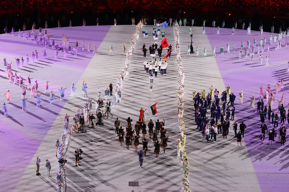 Atletas desfilam durante a cerimônia de abertura dos Jogos Olímpicos de Tóquio, no Japão — Foto: Leah Millis/Reuters