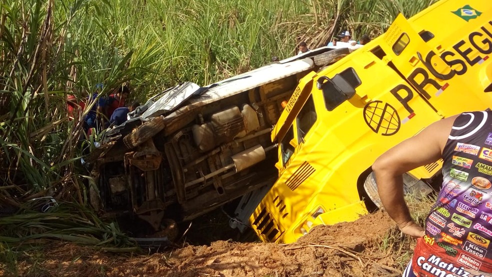 Carro forte colidiu contra van na rodovia AL 101 Norte, em Matriz de Camaragibe, Alagoas — Foto: Divulgação/Corpo de Bombeiros