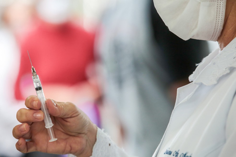 Cubatão aplica a 4ª dose da vacina contra Covid para maiores de 50 anos e profissionais da Saúde a partir de segunda-feira — Foto: Fred Casagrande 