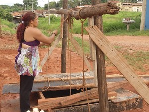 Moradores da favela do Brejo Alegre fizeram um poço para coletar água (Foto: Reprodução/ TV TEM)