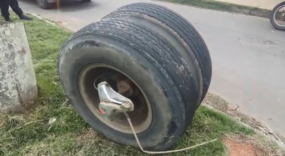 Roda que atingiu a vítima na BR-101, em Vila Velha — Foto: VC no ESTV