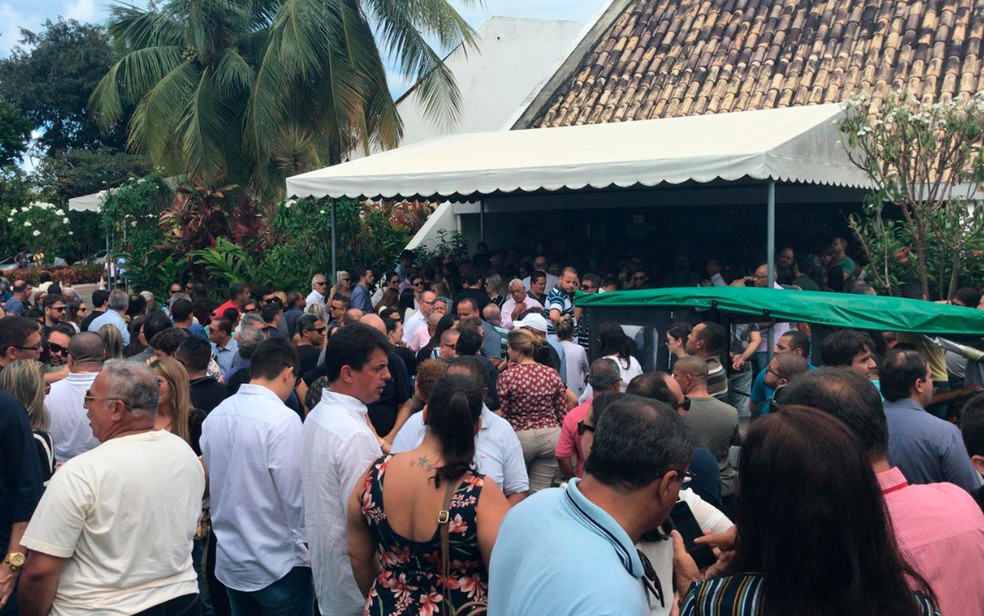 Amigos e familiares se despediram de Michel Sá sob forte comoção (Foto: Adriana Oliveira/TV Bahia)