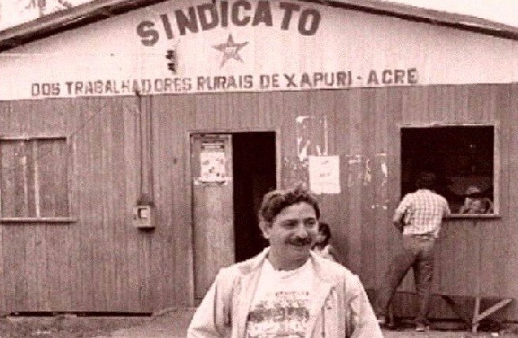 Chico Mendes diante do Sindicato dos Trabalhadores Rurais de Xapuri