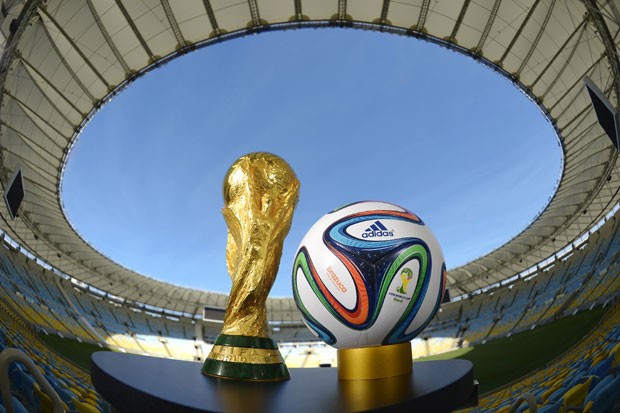Taça da Copa do Mundo, ao lado da Brazuka (Foto: Divulgação)