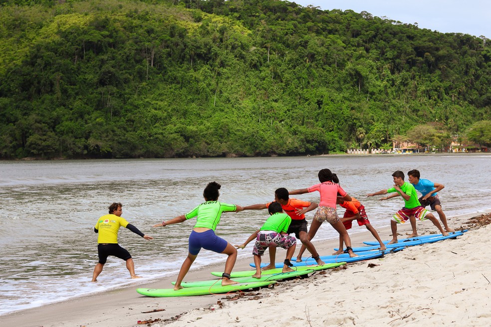Aulas de surfe para jovens do projeto Namaskar (Foto: Danilo Sardinha/GloboEsporte.com)