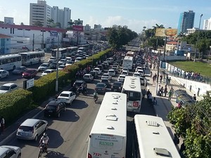 Trânsito ficou congestionado nos dois sentidos da Av. Fernandes Lima (Foto: André Feijó/TV Gazeta)