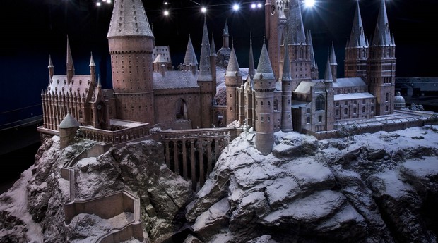 A Escola de Magia e Bruxaria de Hogwarts coberta de neve (Foto: Reprodução/Warner Bros. Studio Tour London)