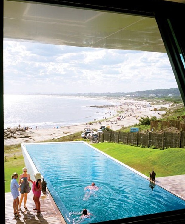 A piscina de 22 metros tem vista para a praia (Foto: Playa Vik José Ignacio/ Reprodução)