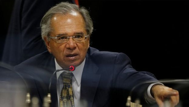 O ministro da Economia, Paulo Guedes, em reunião com congressistas do PSL; especialistas avaliam proposta do governo Bolsonaro no que diz respeito a privilégios e distribuição de renda (Foto: Reuters via BBC News Brasil)