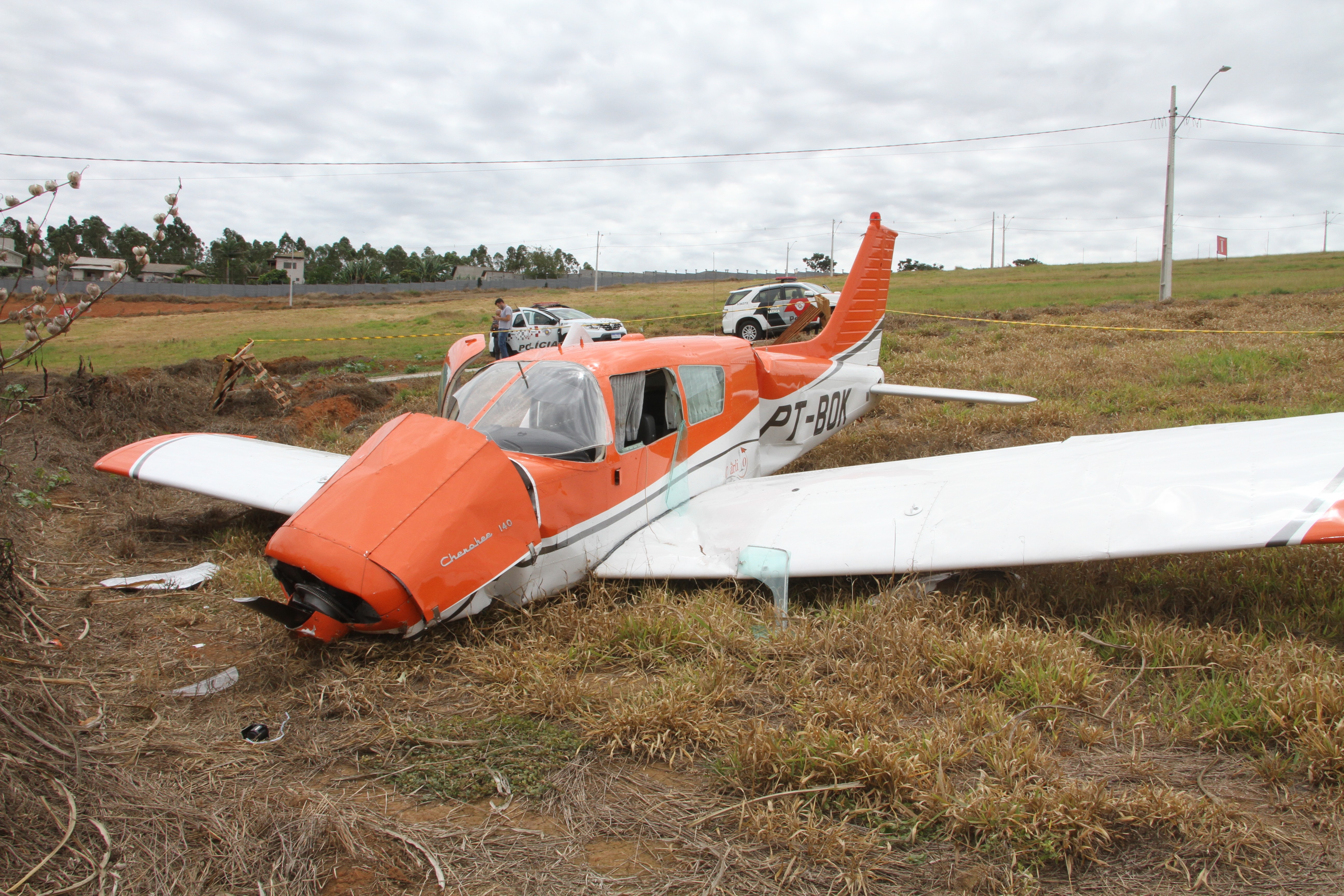 Avião monomotor faz pouso forçado e deixa feridos em Bragança Paulista, SP