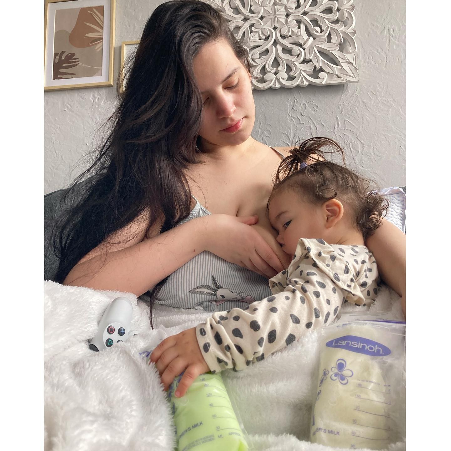 Ashmiry amamentando sua bebê (Foto: Reprodução/ Instagram)