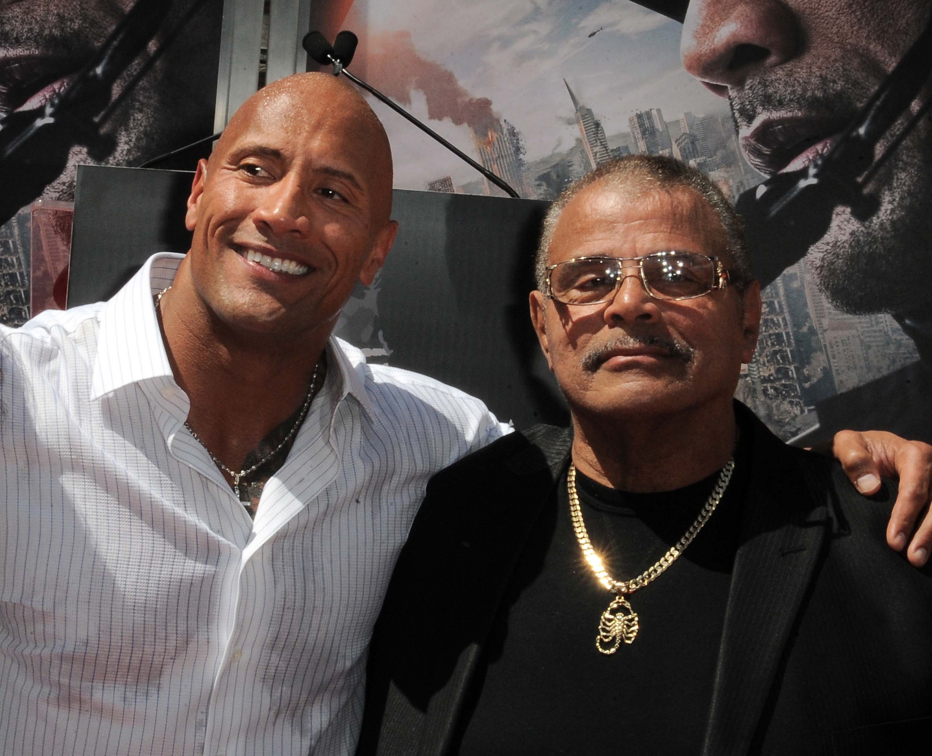 Dwayne The Rock Johnson e seu pai, Rocky Johnson (1944-2020) em foto de 2015 (Foto: Getty Images)